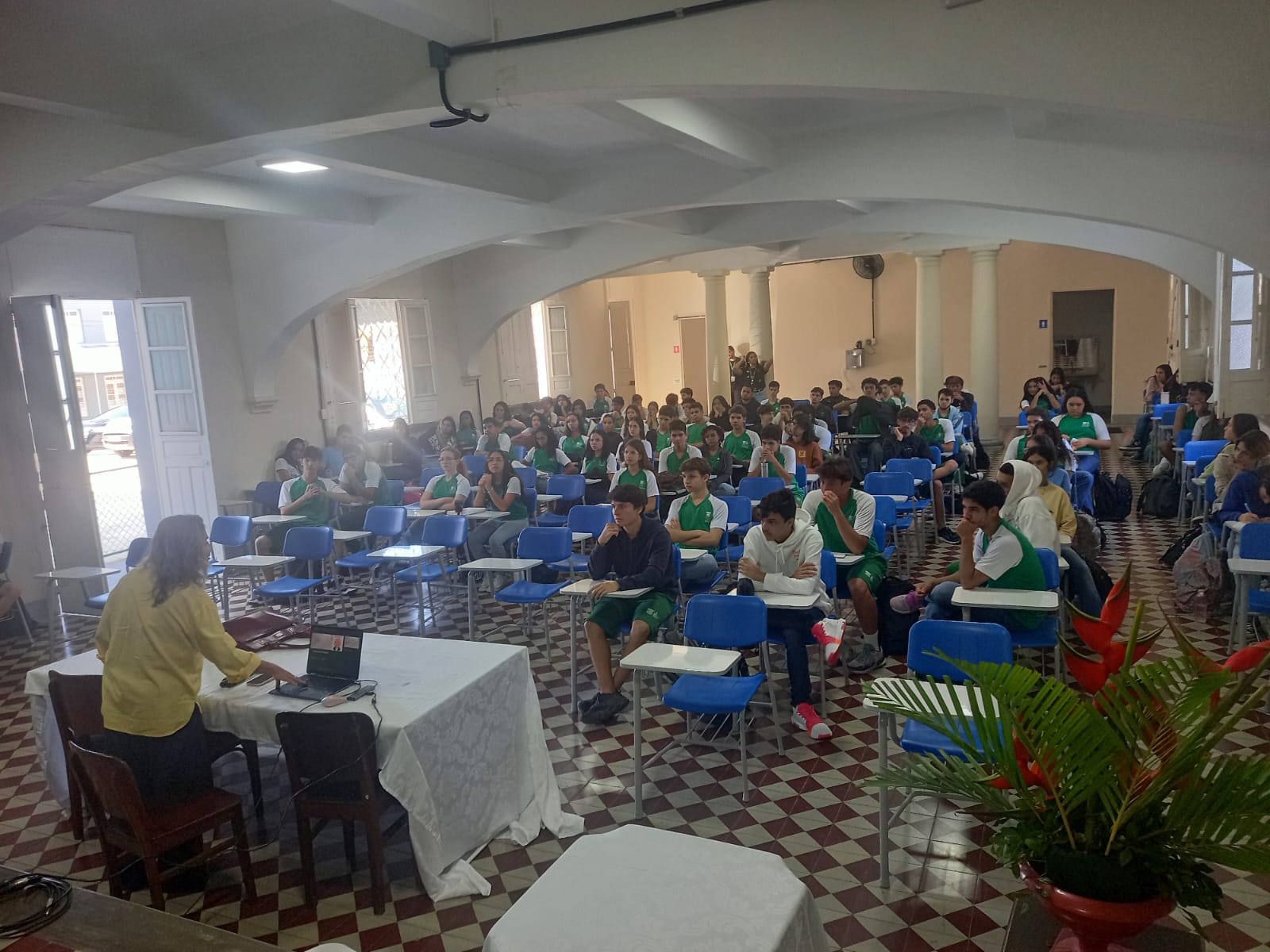 Docente do PPGMC faz palestras sobre método científico para alunos da educação básica